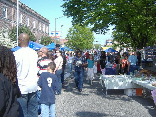 It was a pretty good crowd milling about on Main Street downtown. It was a pretty good crowd milling about on Main Street downtown.