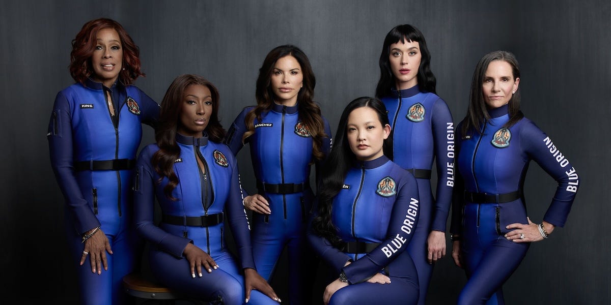 L'equipaggio al completo: da sinistra Gayle King, Aisha Bowe, Lauren Sánchez, Amanda Nguyen, Katy Perry, Kerianne Flynn (Credit Image: © Cover Images via ZUMA Press)