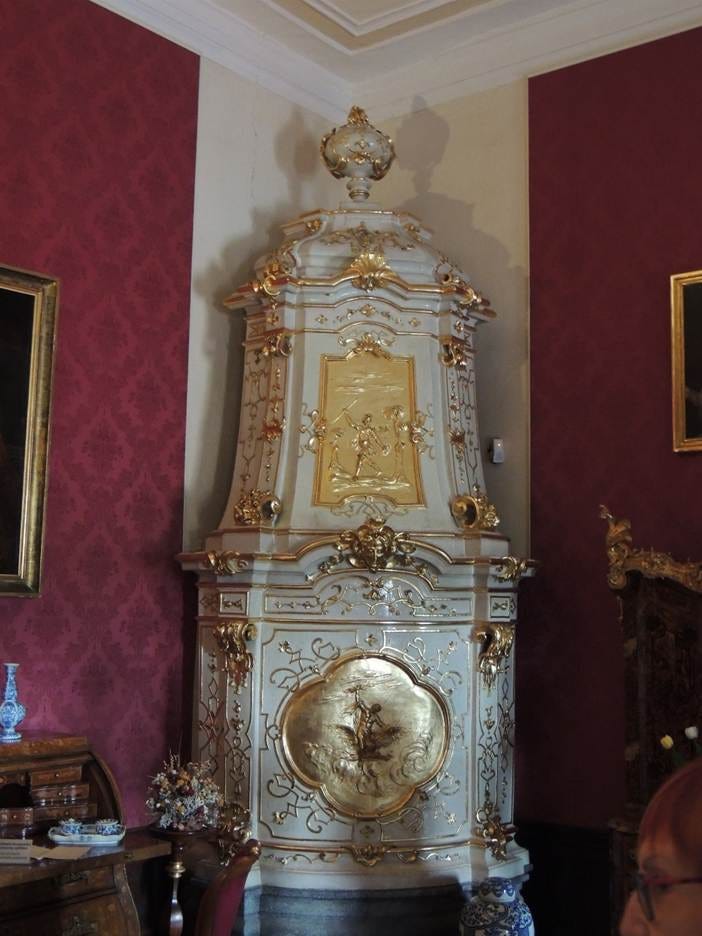 A white and gold ornate cabinet

AI-generated content may be incorrect.