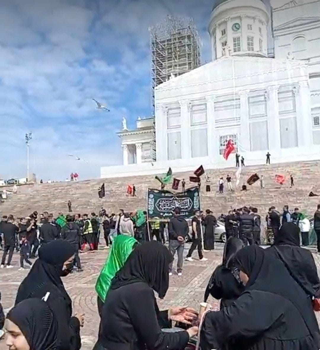 Viimeiset pari vuotta nämä mustiin pukeutuneet, rivinsä kasvattaneet, ylivoimaa julistavat, naiset säkittäneet ja valloitus hakuisesti rintaansa hakkaavat shia-islamistien kulkueet ovat marssineet Helsingin kaduilla — ilman, että islamisoitu ja hybridivaikutettu punavihreä media kertoo enää mitään niistä. Saatikka kriittisesti. Viimeiset pari vuotta nämä mustiin pukeutuneet, rivinsä kasvattaneet, ylivoimaa julistavat, naiset säkittäneet ja valloitus hakuisesti rintaansa hakkaavat shia-islamistien kulkueet ovat marssineet Helsingin kaduilla — ilman, että islamisoitu ja hybridivaikutettu punavihreä media kertoo enää mitään niistä. Saatikka kriittisesti.