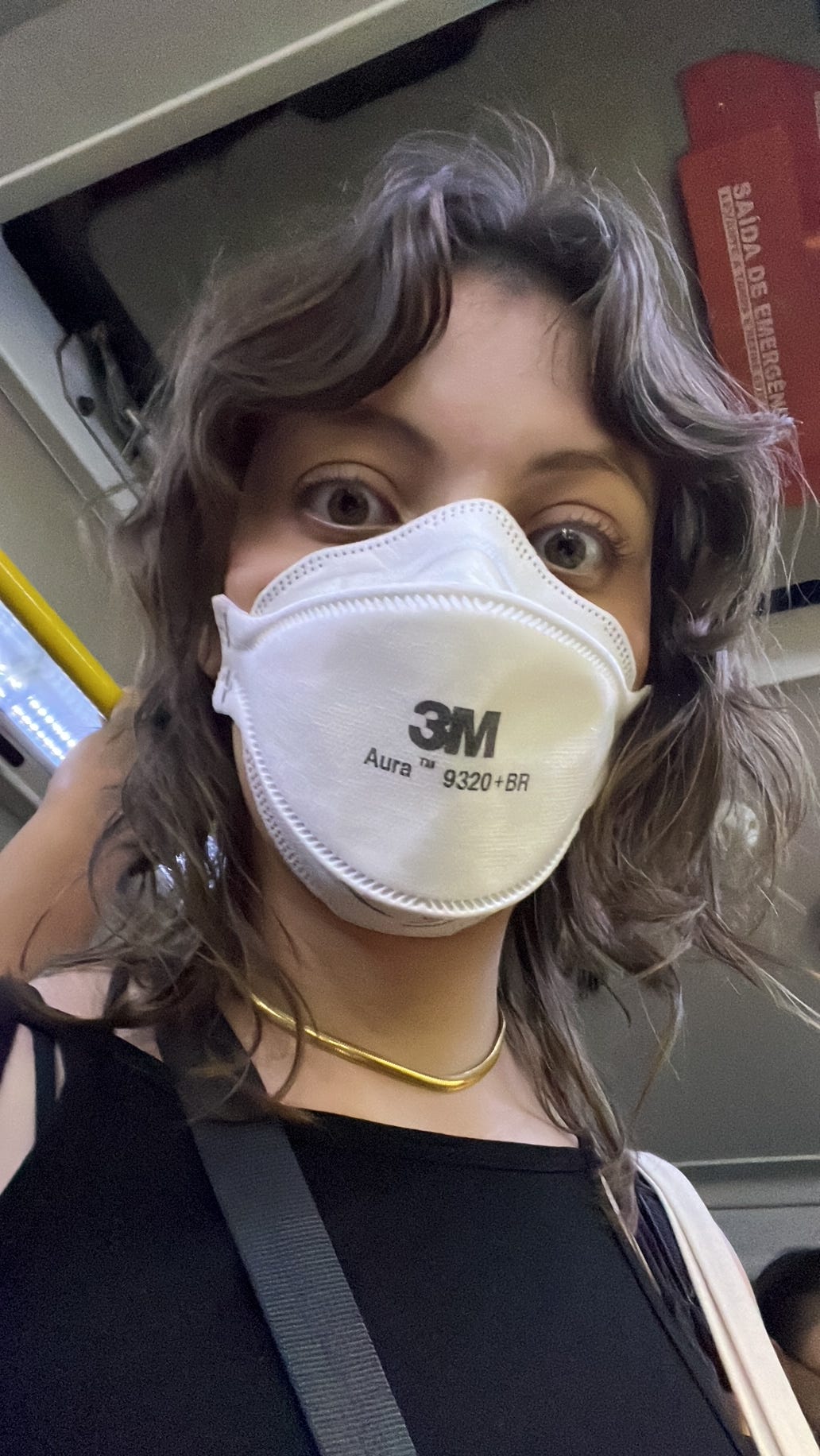 Selfie que tirei no ônibus do aeroporto de Congonhas, a caminho do avião que me levaria para o Rio. Estou olhando a câmera de cima para baixo com o olho arregalado, fazendo cara de susto de propósito. Estou de blusa preta e máscara aura. Selfie que tirei no ônibus do aeroporto de Congonhas, a caminho do avião que me levaria para o Rio. Estou olhando a câmera de cima para baixo com o olho arregalado, fazendo cara de susto de propósito. Estou de blusa preta e máscara aura.