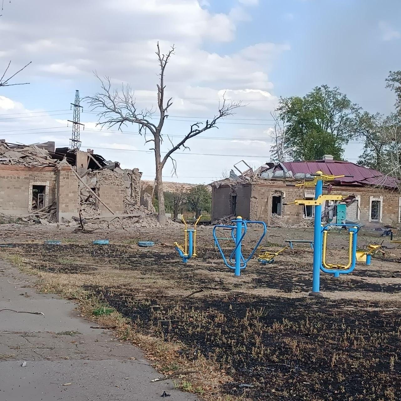 C:\Users\Елена Смирнова\Desktop\НОВОСТИ ДОНБАССА\Тихий Олекса памятник\12_Їдальня.зліва дит.сад. раніше був при НВК-14_28.09.25.jpg