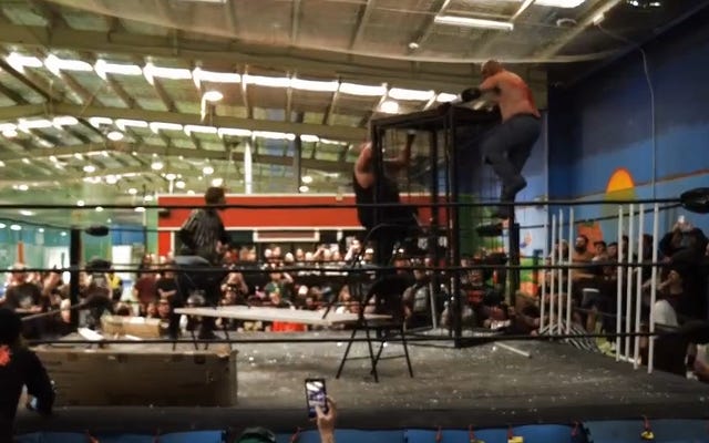 [Screenshot: Tremont and Mad Dog climb the shark cage]