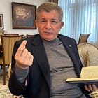 تحت القبة فيلسوف غير متواضع
