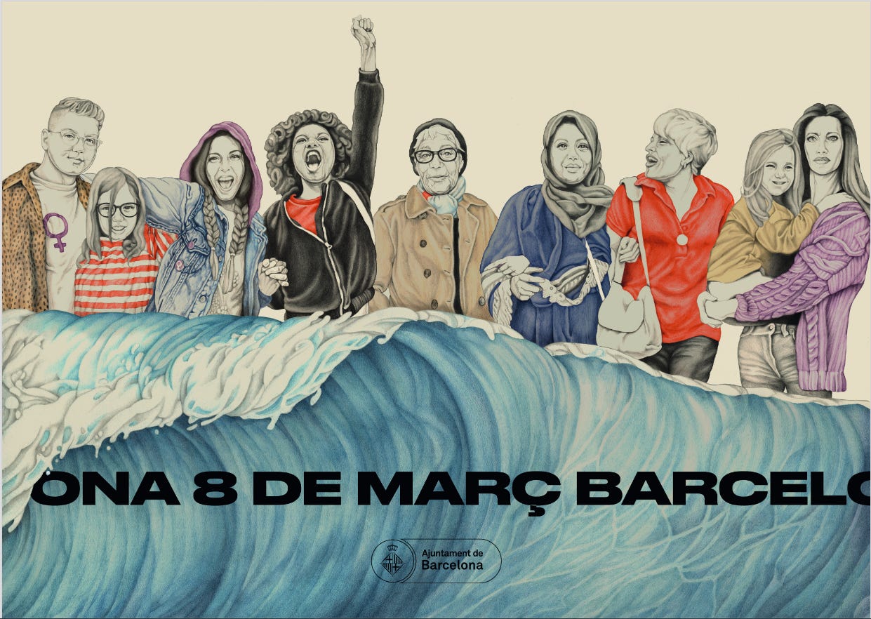 Un gruppo di persone di età, espressioni di genere e origini etniche diverse si tengono a braccetto mentre marciano insieme. Di fronte a loro un’onda del mare e la scritta “Ona 8 de març Barcelona”.