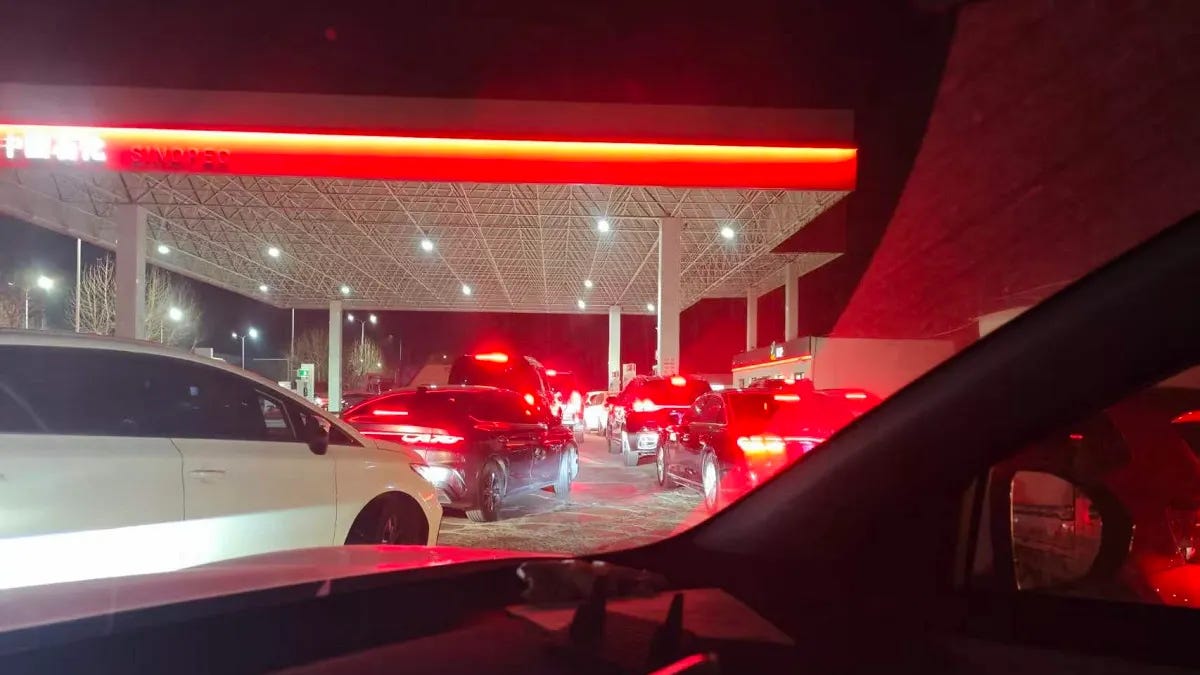 大陸中石油排隊加油情況。（田暢拍攝）