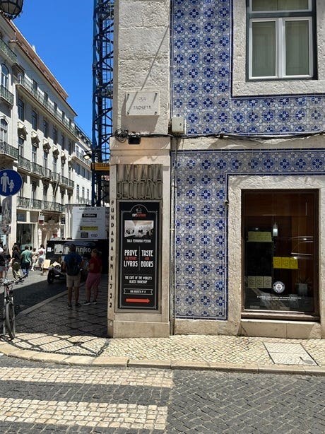 Foto de uma rua de Lisboa, em frente a livraria Bertrand.
