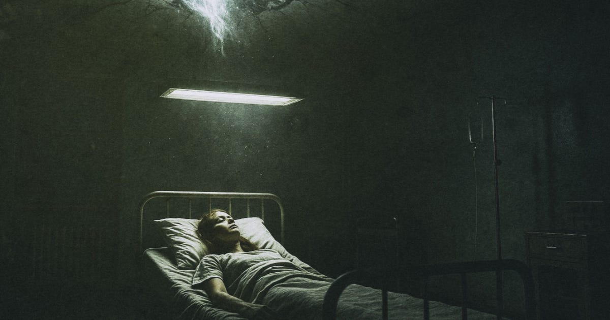 Une femme sur un lit. Au-dessus d'elle un luminaire et une étrange lumière qui semble ouvrir une porte dimensionnelle. 