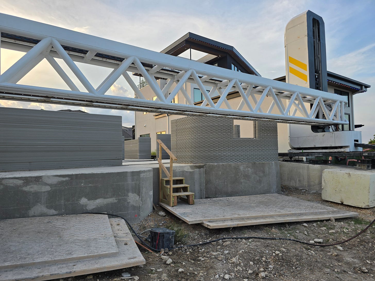 3D printer and partially constructed exterior walls. Photo credit: Claus Wilke