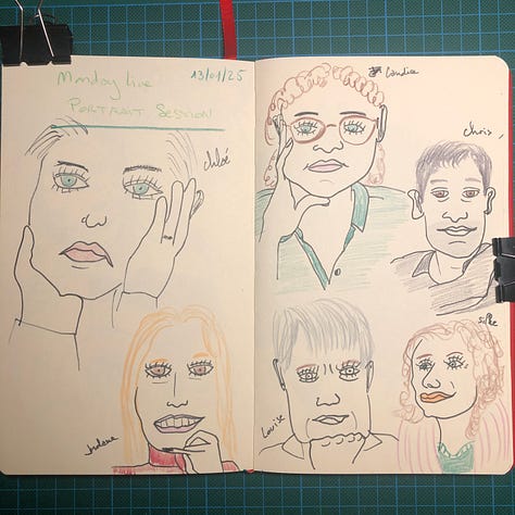Photos de trois doubles-pages de mon sketchbook posé sur mon tapis de découpe. On y voit les 15 portraits que j'ai dessinés au Sign Pen noir et crayons de couleurs.