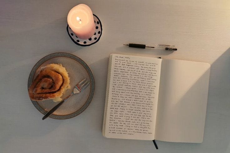 Journaling, cinnamon roll, musica, escribir, ejercicio de escritura