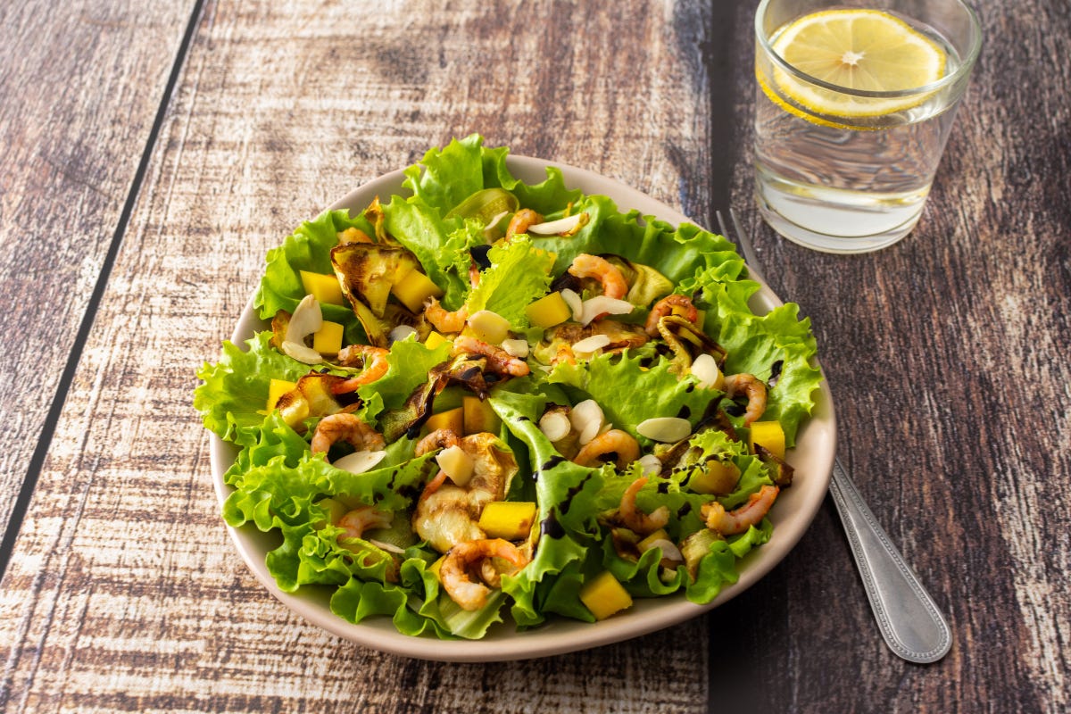 Insalata di mango e gamberi: ricetta originale fresca, leggera e tropicale
