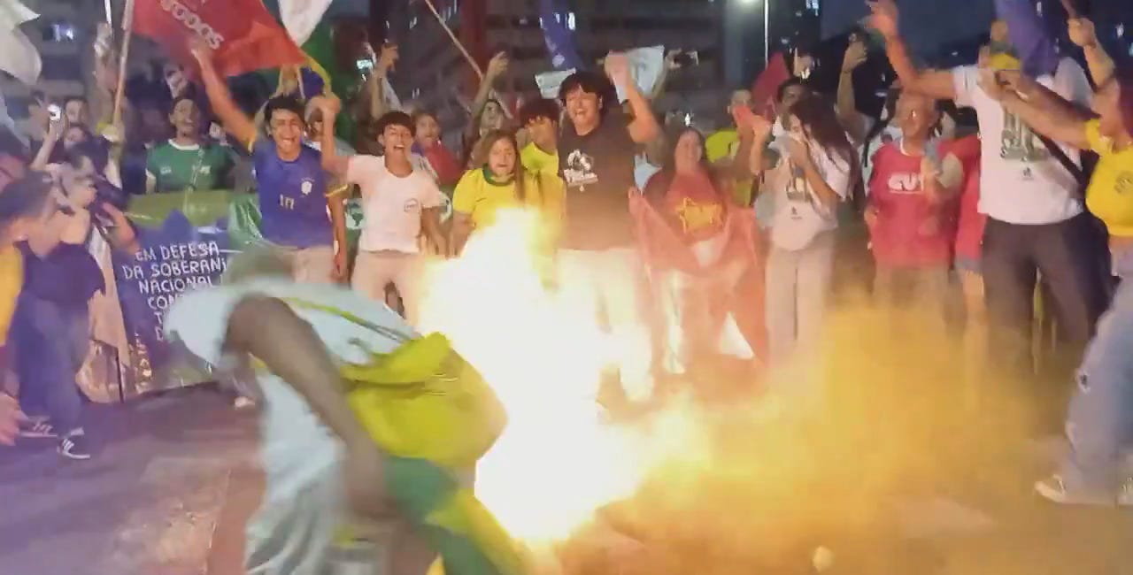 Βραζιλιάνοι φοιτητές καίνε ψεύτικα δολάρια και πυρπολούν αμερικανικές σημαίες σε αντι-Τραμπ διαδηλώσεις
