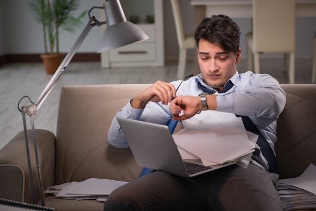 Photo businessman workaholic working late at home