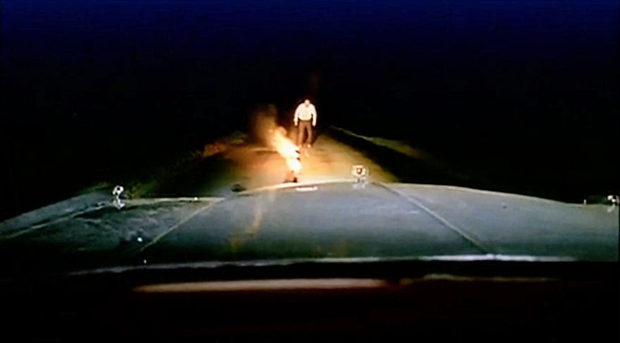 *« Karma Police »* clip de Radiohead, réalisé par Jonathan Glazer, (1997). On est dans une voiture qui avance sur une route la nuit... (mood film de gangster).