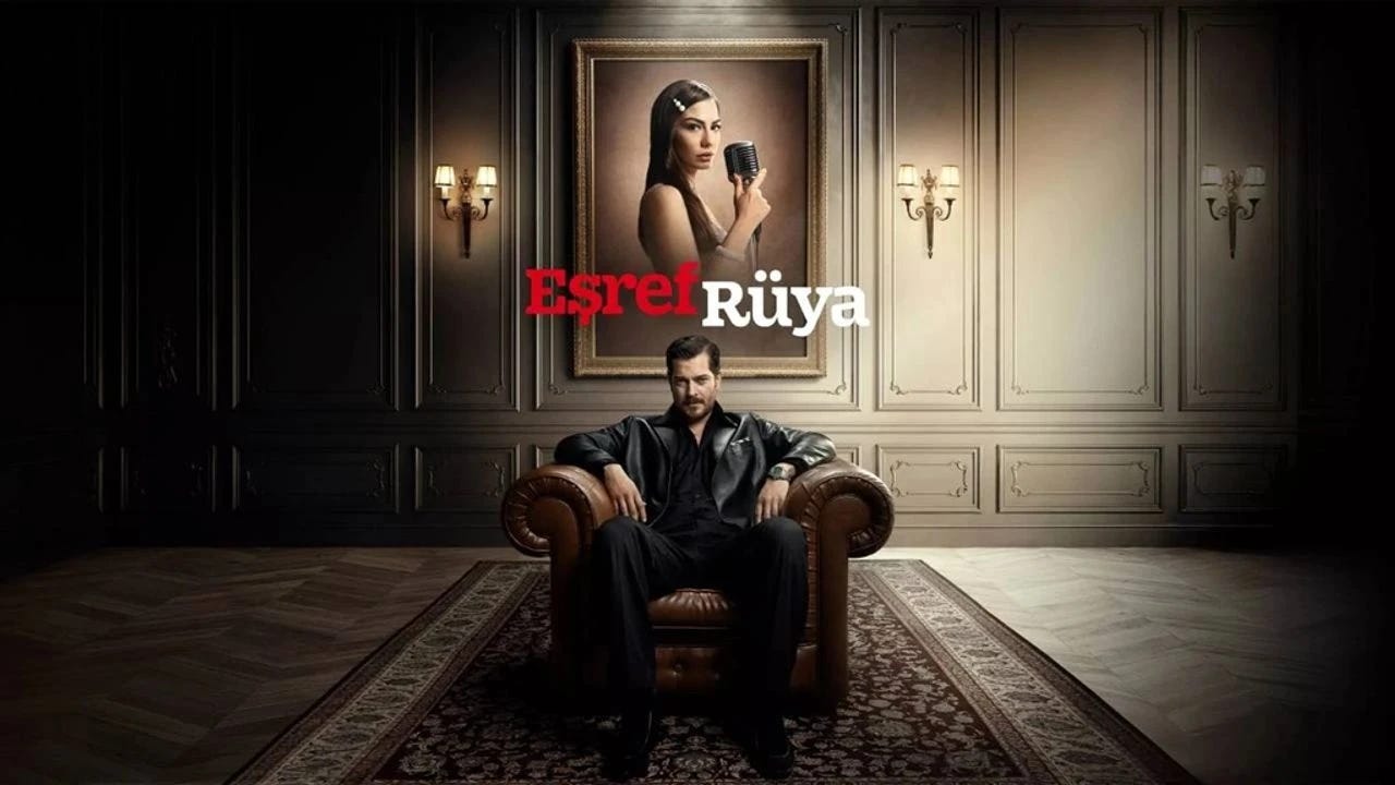 Eşref Rüya tanıtım afişi: Deri koltukta oturan Çağatay Ulusoy ve arka planda mikrofon tutan Demet Özdemir’in portresi