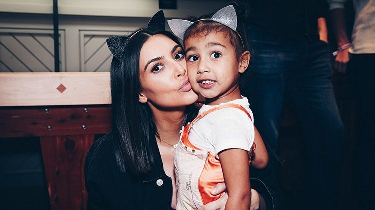 kim kardashian gives chuck e cheese some press 2017 kim kardashian gives chuck e cheese some press 2017