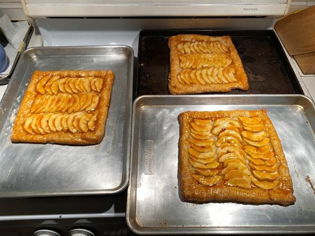A group of food on a tray
AI-generated content may be incorrect.