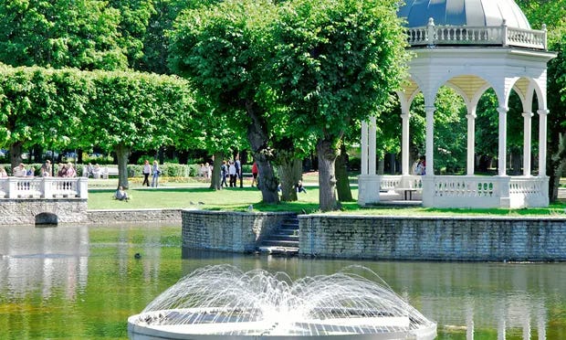 Fountain and pavilion in Kadriorg park.