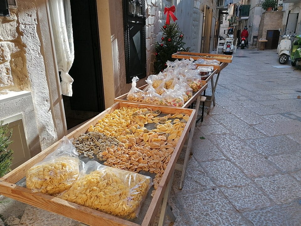 Orecchiette sellers in Bari