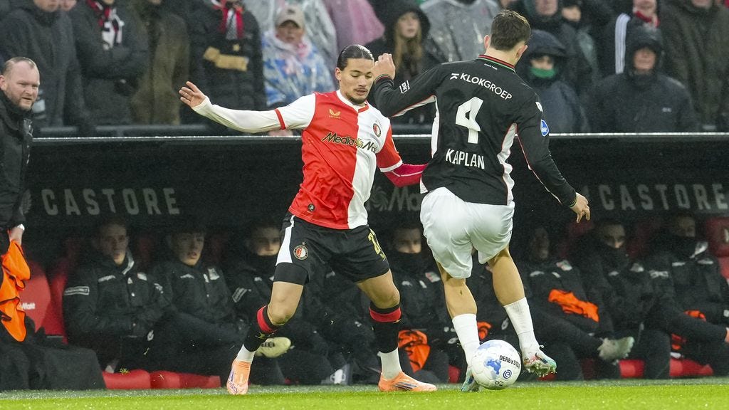 Feyenoord raakt verder achterop bij koploper PSV door verlies tegen NEC (2-4) Feyenoord raakt verder achterop bij koploper PSV door verlies tegen NEC (2-4)