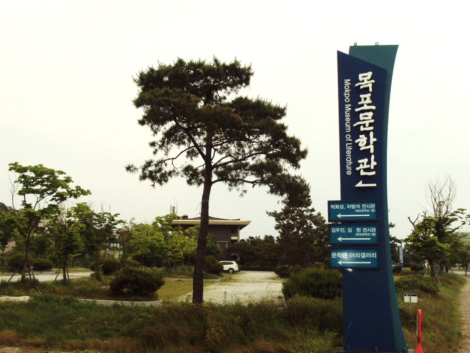 A sign in front of a building

AI-generated content may be incorrect.