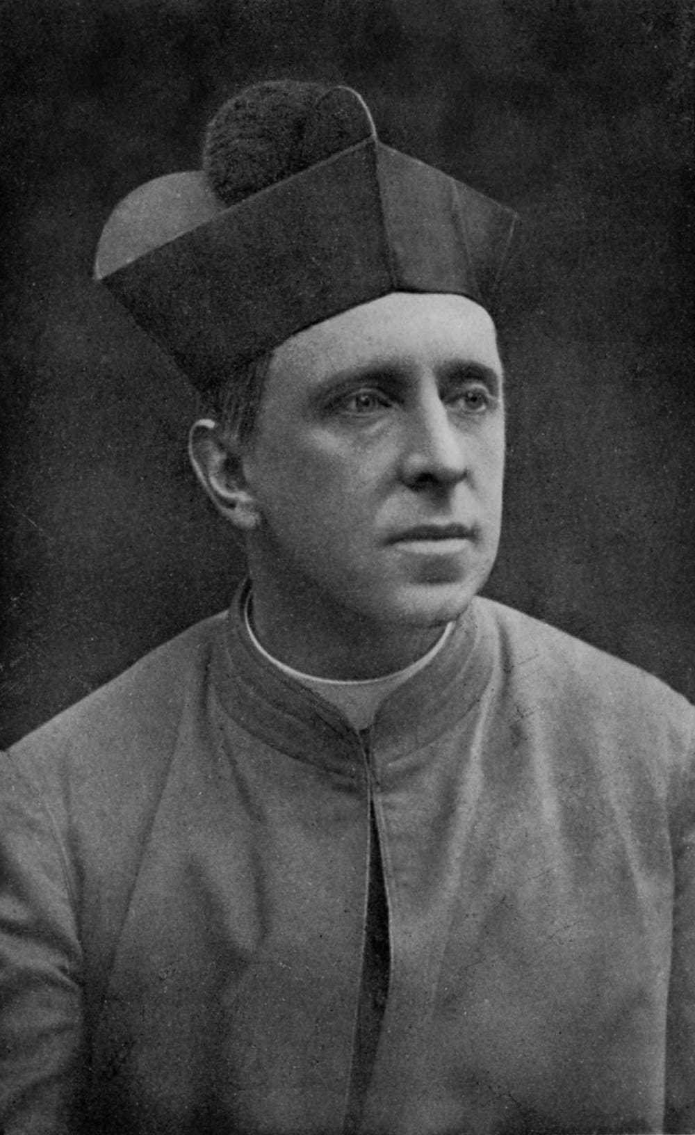 https://upload.wikimedia.org/wikipedia/commons/f/f9/Monsignor_R._H._Benson_in_Oct._1912%2C_Aged_40.jpg https://upload.wikimedia.org/wikipedia/commons/f/f9/Monsignor_R._H._Benson_in_Oct._1912%2C_Aged_40.jpg