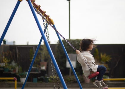 Image d'un enfant qui se balance