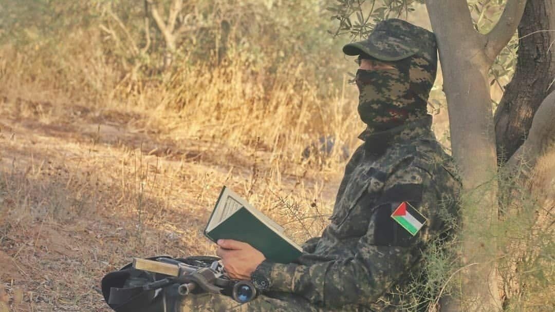 Globe Eye News على X: "A Hamas soldier was seen reading the Holy Quran.  https://t.co/kzfWevjTqj" / X