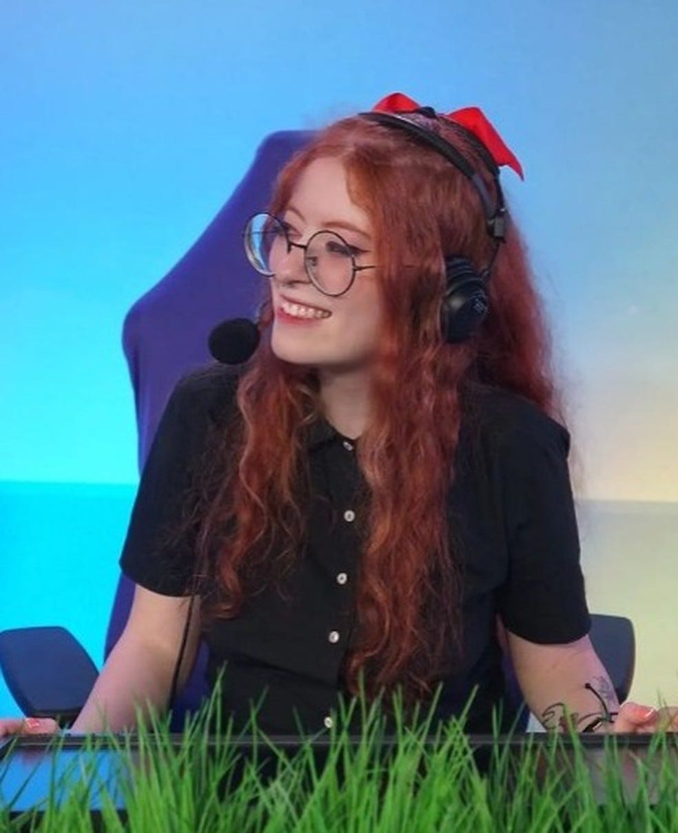 Jovem era narradora de eSports, que são jogos virtuais — Foto: Reprodução/Redes Sociais/claricebdm