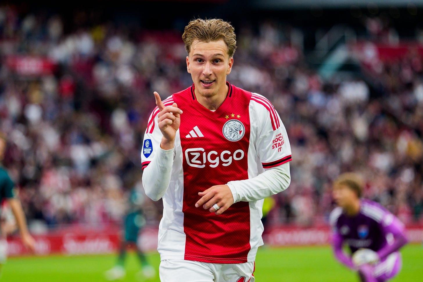 Mika Godts grijpt zijn kans bij Ajax en kijkt uit naar duel met Dumfries: 'Hij moet achter mij aan gaan lopen' | Het Parool Mika Godts grijpt zijn kans bij Ajax en kijkt uit naar duel met Dumfries: 'Hij moet achter mij aan gaan lopen' | Het Parool