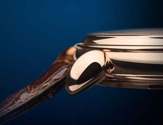 Teardrop lugs, like those on Reference 1140L, are difficult to produce and rarely seen in modern watchmaking. Teardrop lugs, like those on Reference 1140L, are difficult to produce and rarely seen in modern watchmaking.