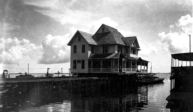 Dr. James Jackson’s house at the end of Flagler Street on a barge preparing to be moved. Courtesy of HistoryMiami Museum. Dr. James Jackson’s house at the end of Flagler Street on a barge preparing to be moved. Courtesy of HistoryMiami Museum.