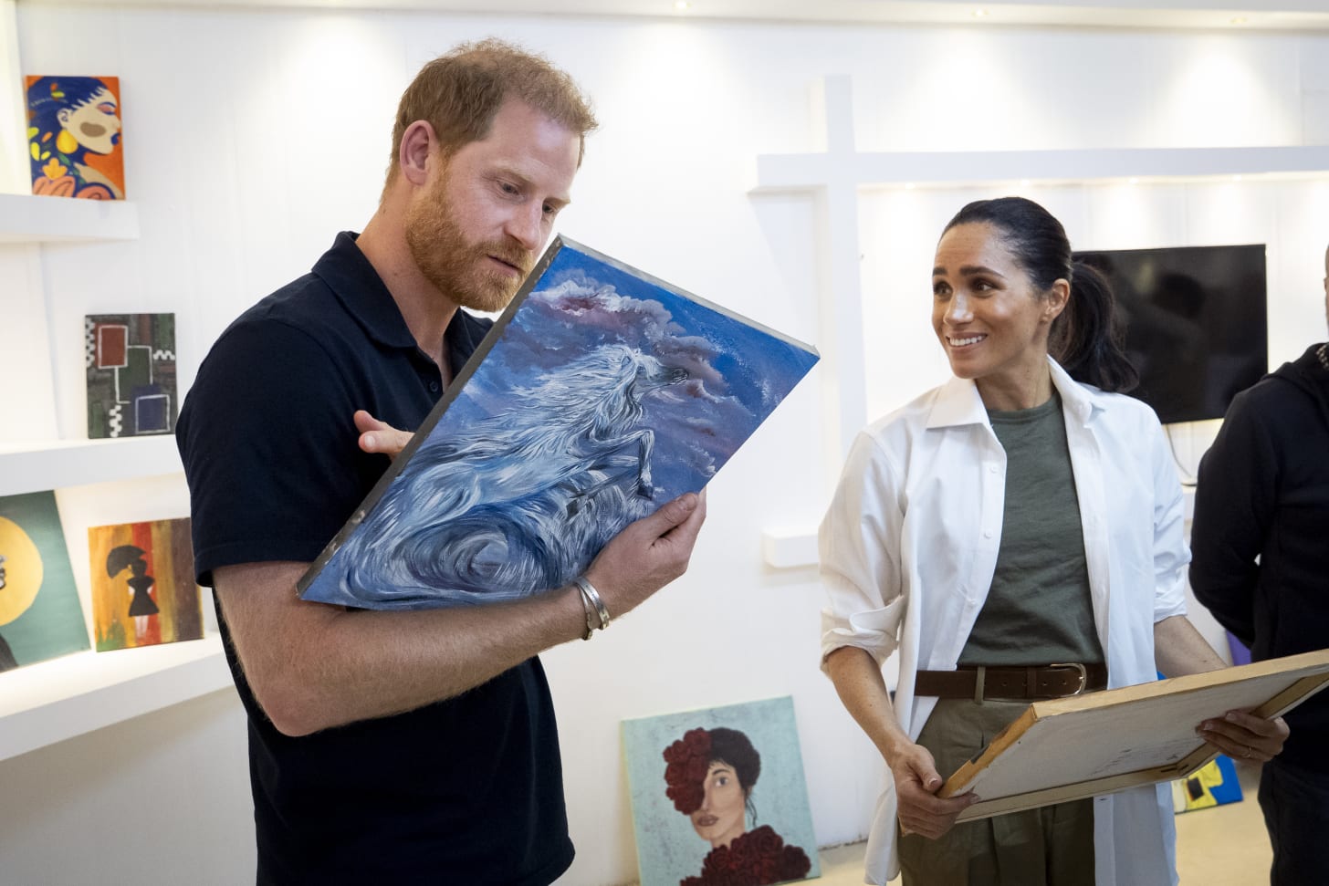 Harry and Meghan looking at art Harry and Meghan looking at art