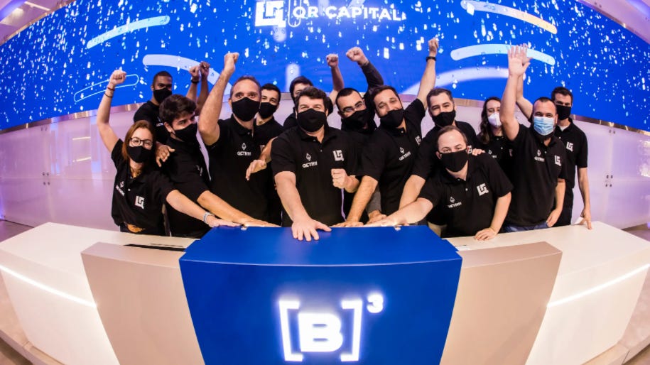 A group of people posing for a photo

Description automatically generated with medium confidence