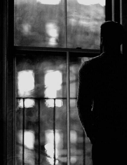 Ángel despierto de madrugada mirando por la ventana