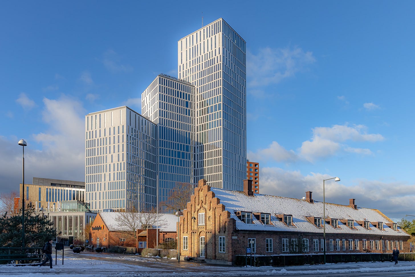 A building with a few windows

AI-generated content may be incorrect.