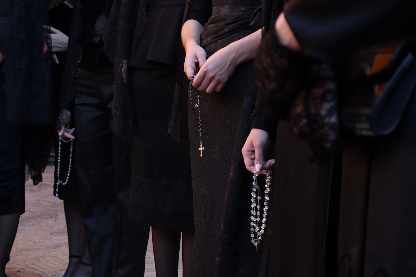 Detalles del look de mantilla del Jueves Santo con rosarios en la mano Detalles del look de mantilla del Jueves Santo con rosarios en la mano