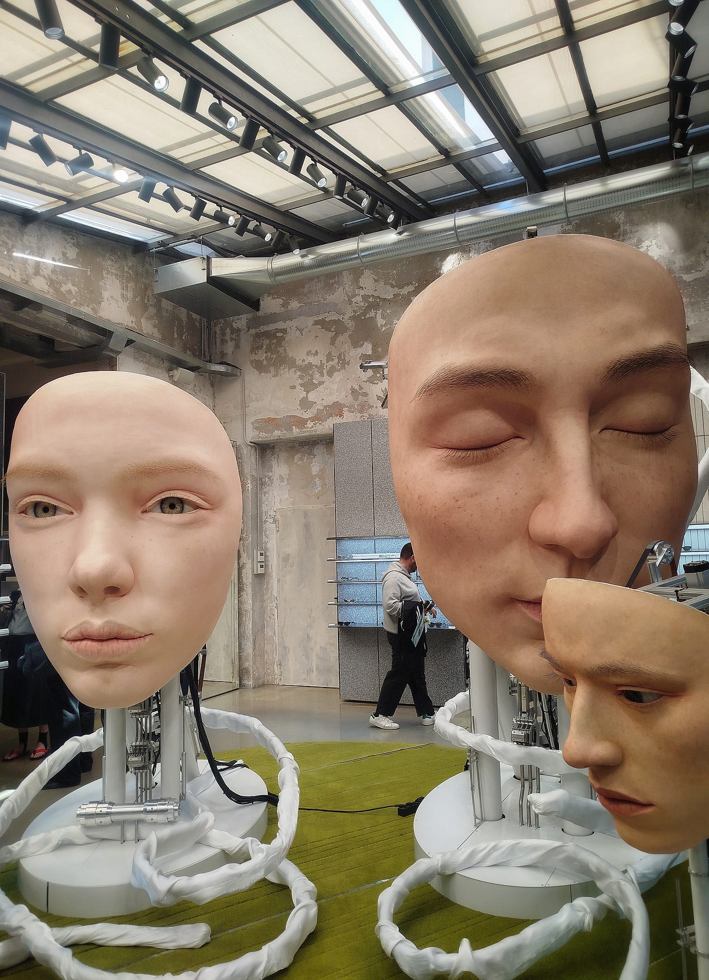 Giant Head Kinetic Object di Gentle Monster