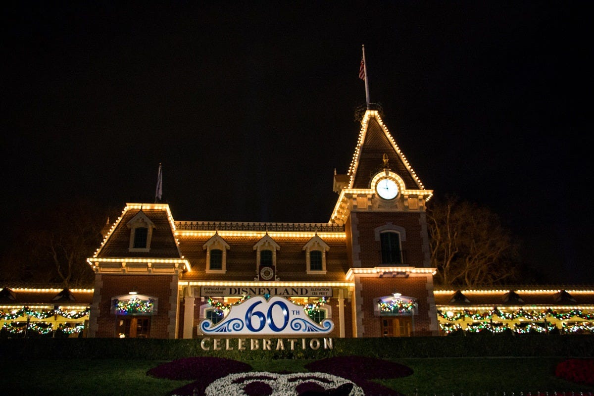 The Disneyland Railroad station on Main Street, U.S.A., dressed for the holidays. Image: HarshLight via Wikimedia Commons The Disneyland Railroad station on Main Street, U.S.A., dressed for the holidays. Image: HarshLight via Wikimedia Commons