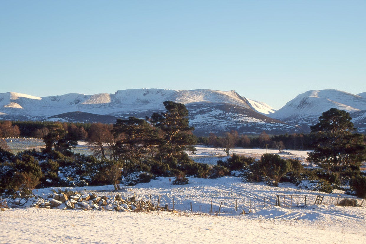 Snowy plateau, pass gap at right hand side