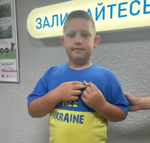A child in a blue shirt

AI-generated content may be incorrect.