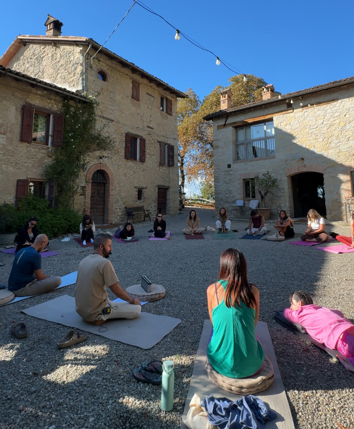 Partecipanti al primo Retreat Onawa durante un momento di meditazione e condivisione in un ambiente naturale e accogliente.