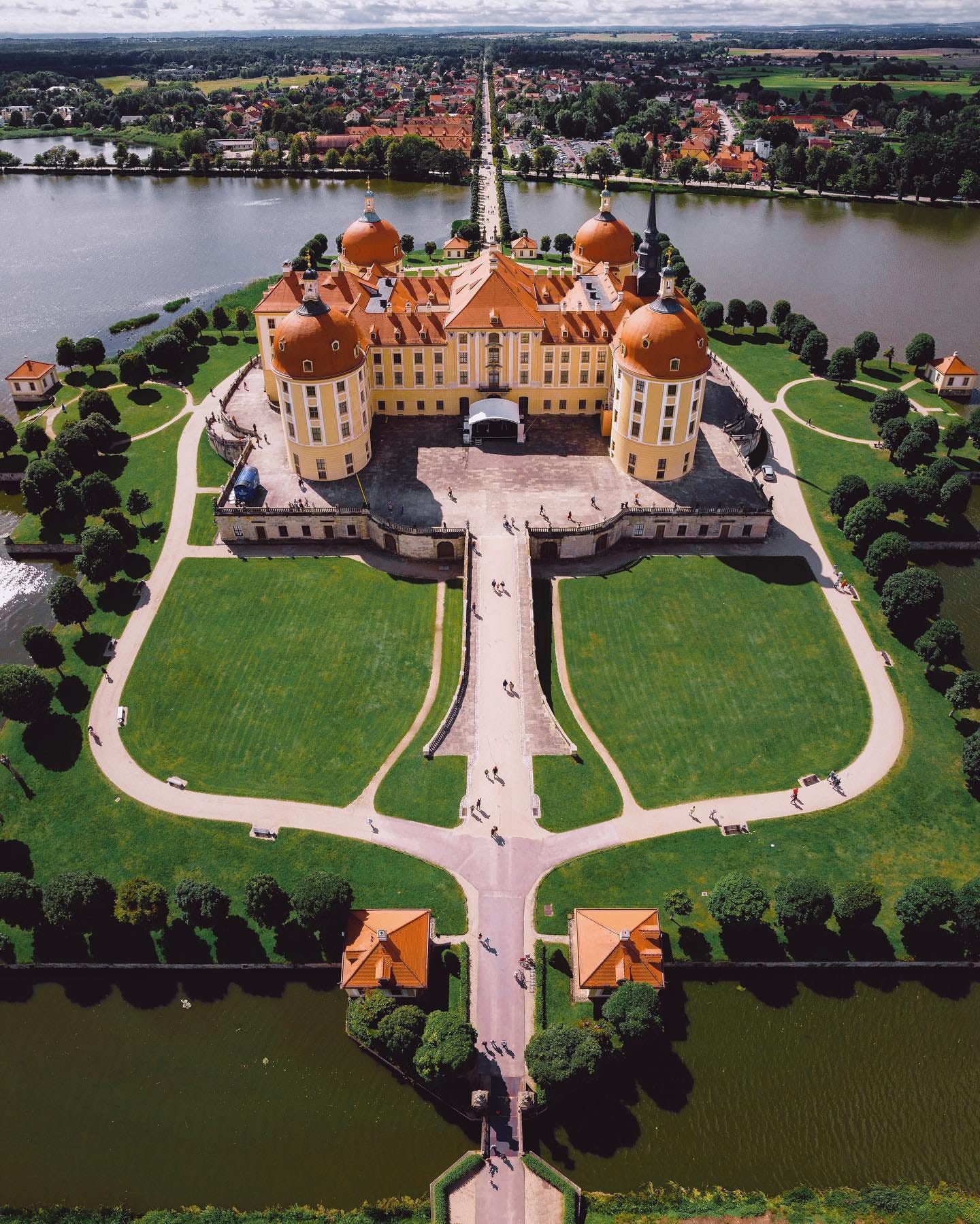 File:This is how the Moritzburg Castle looks like from the top. It can be  found