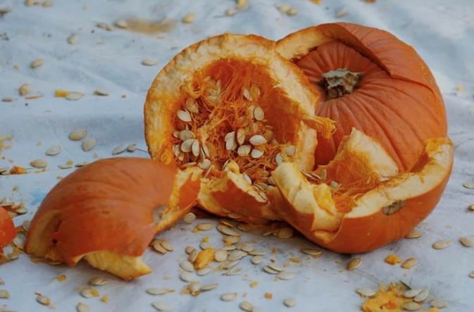 A pumpkin with seeds in it

AI-generated content may be incorrect.