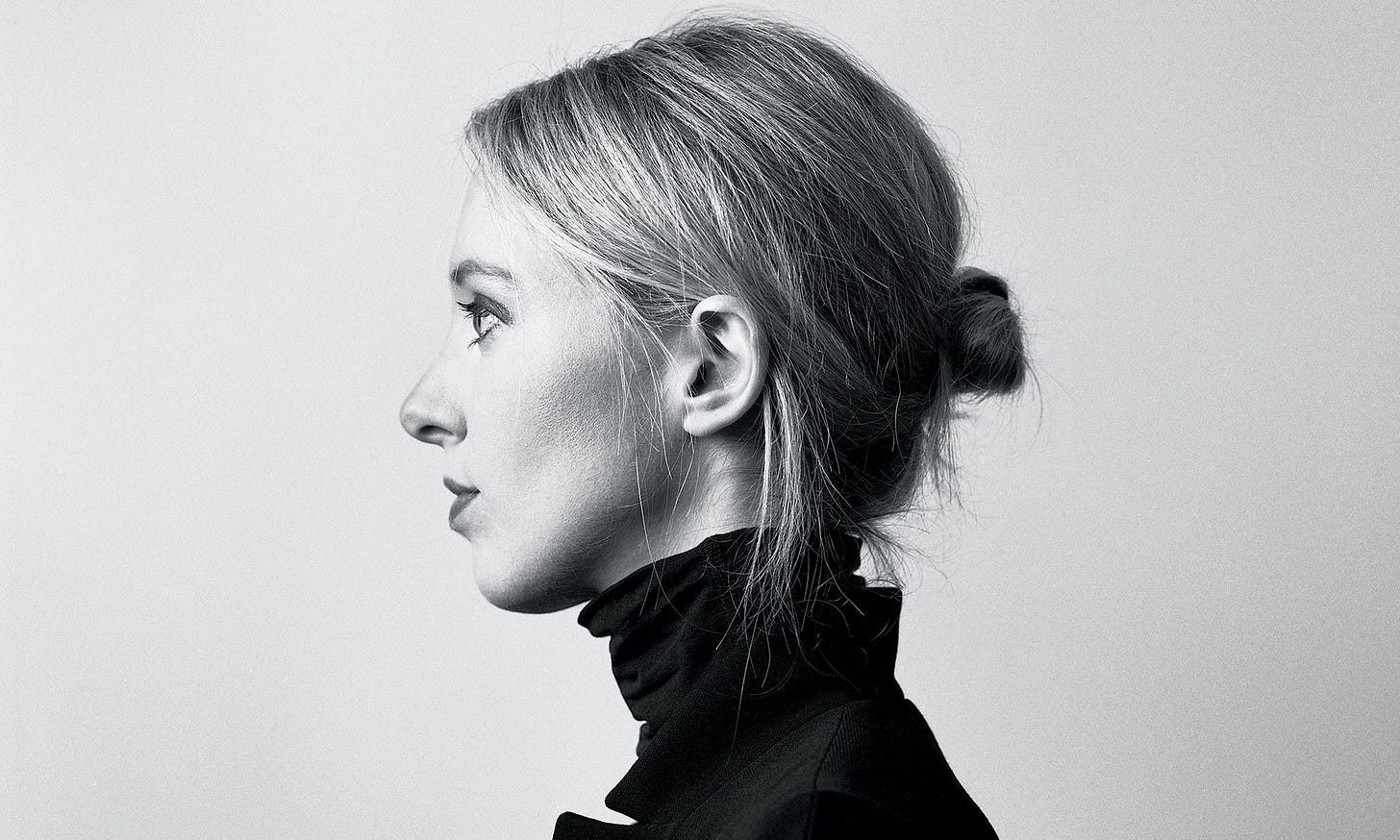https://media.vanityfair.com/photos/5c6de7452156344598754e53/5:3/w_1795,h_1077,c_limit/t-elizabeth-holmes.jpg