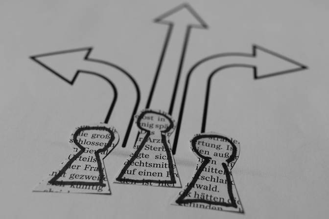 un gros plan d’une feuille de papier avec des flèches