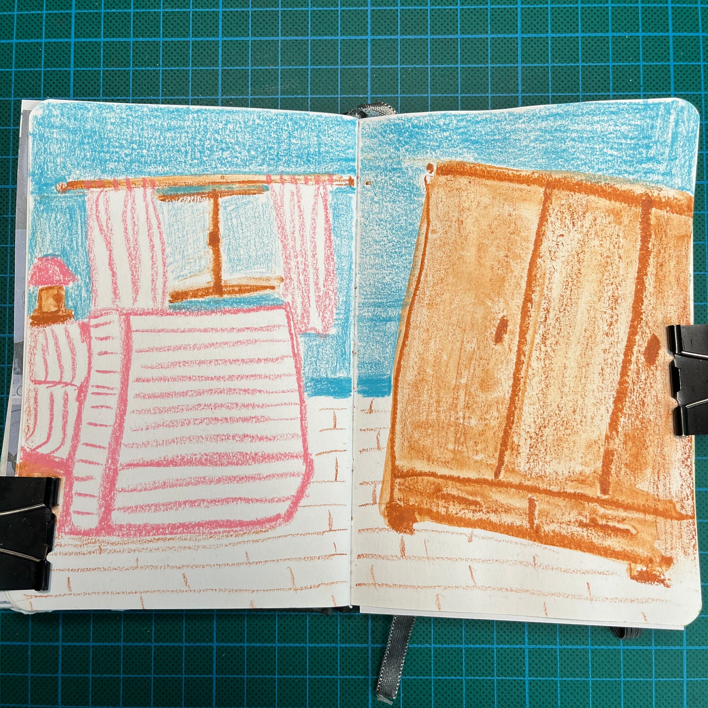 Posé sur mon tapis de découpe, mon sketchbook ouvert sur la double-page où j'ai fait le dessin du Jour 28 : une chambre (lit avec chevet et lampe, fenêtre à rideaux et armoire) Posé sur mon tapis de découpe, mon sketchbook ouvert sur la double-page où j'ai fait le dessin du Jour 28 : une chambre (lit avec chevet et lampe, fenêtre à rideaux et armoire)