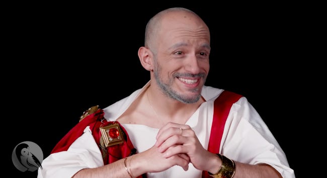 Le YouTubeur Cyrus North pose en Sénèque avec un énorme sourire de faux-cul