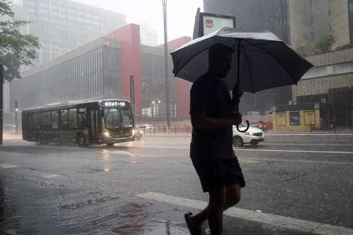 Chuva forte em São Paulo deixa toda a cidade em estado de atenção